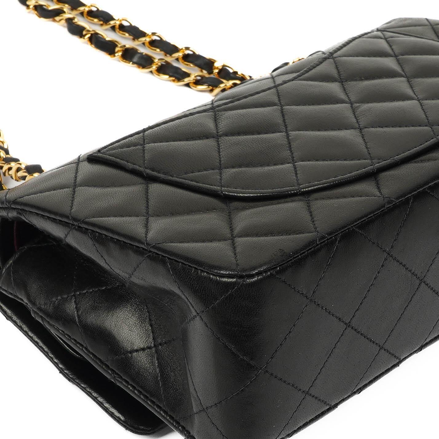Chanel Klassische Kleine Doppelklappen-Tasche aus schwarzem, gestepptem Lammleder und 24K vergoldeten Beschlägen