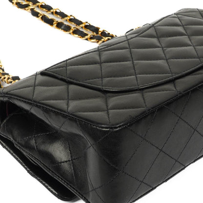 Chanel Klassische Kleine Doppelklappen-Tasche aus schwarzem, gestepptem Lammleder und 24K vergoldeten Beschlägen