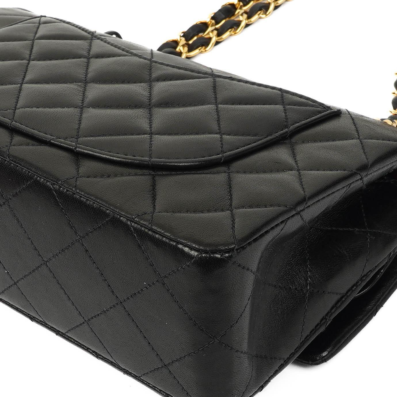 Chanel Klassische Kleine Doppelklappen-Tasche aus schwarzem, gestepptem Lammleder und 24K vergoldeten Beschlägen