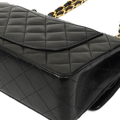 Chanel Klassische Kleine Doppelklappen-Tasche aus schwarzem, gestepptem Lammleder und 24K vergoldeten Beschlägen
