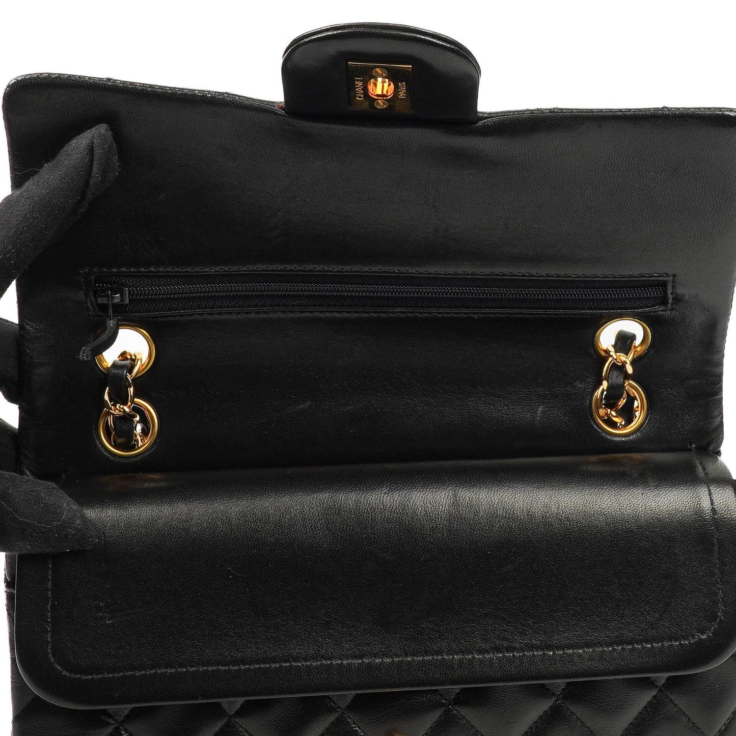 Chanel Klassische Kleine Doppelklappen-Tasche aus schwarzem, gestepptem Lammleder und 24K vergoldeten Beschlägen