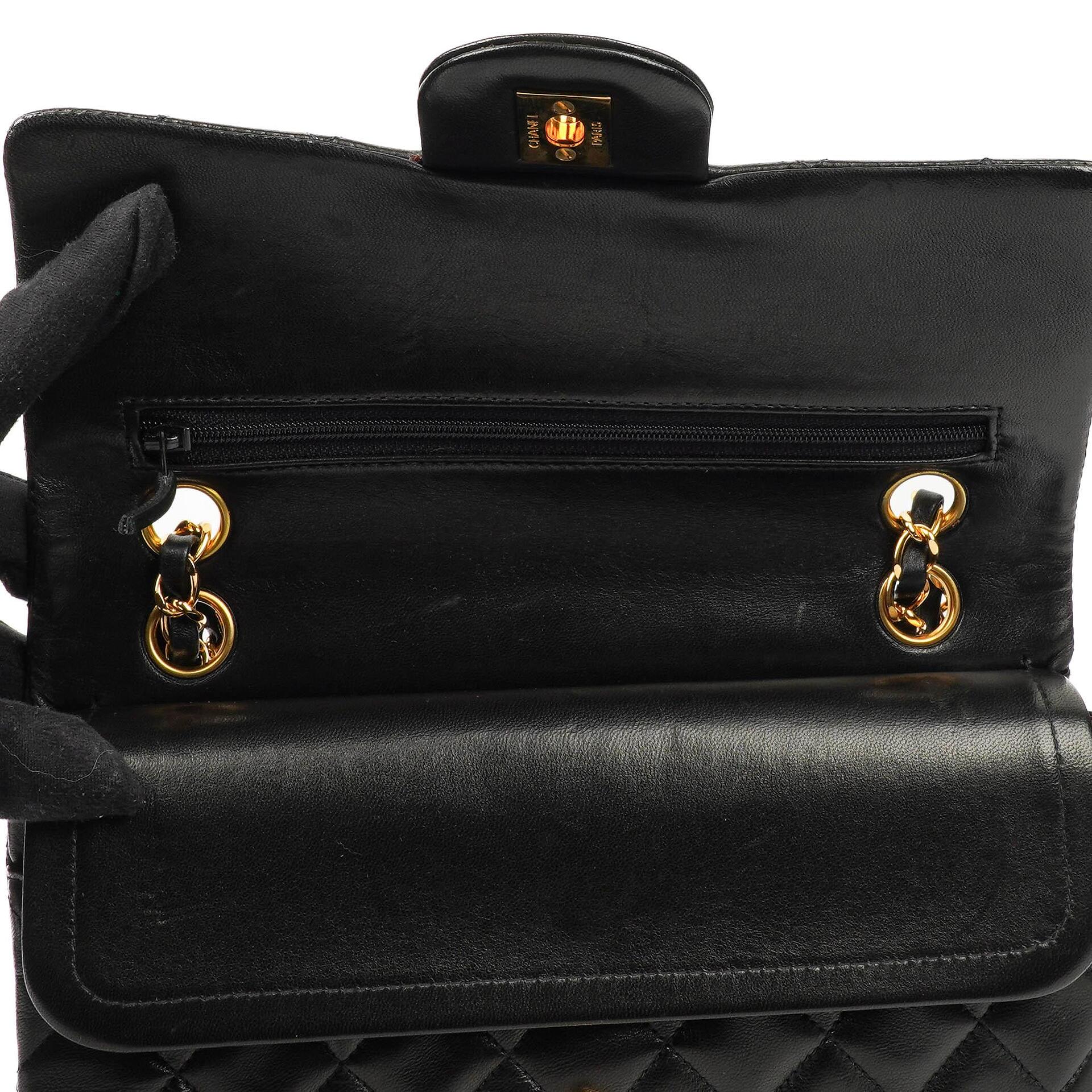 Chanel Klassische Kleine Doppelklappen-Tasche aus schwarzem, gestepptem Lammleder und 24K vergoldeten Beschlägen