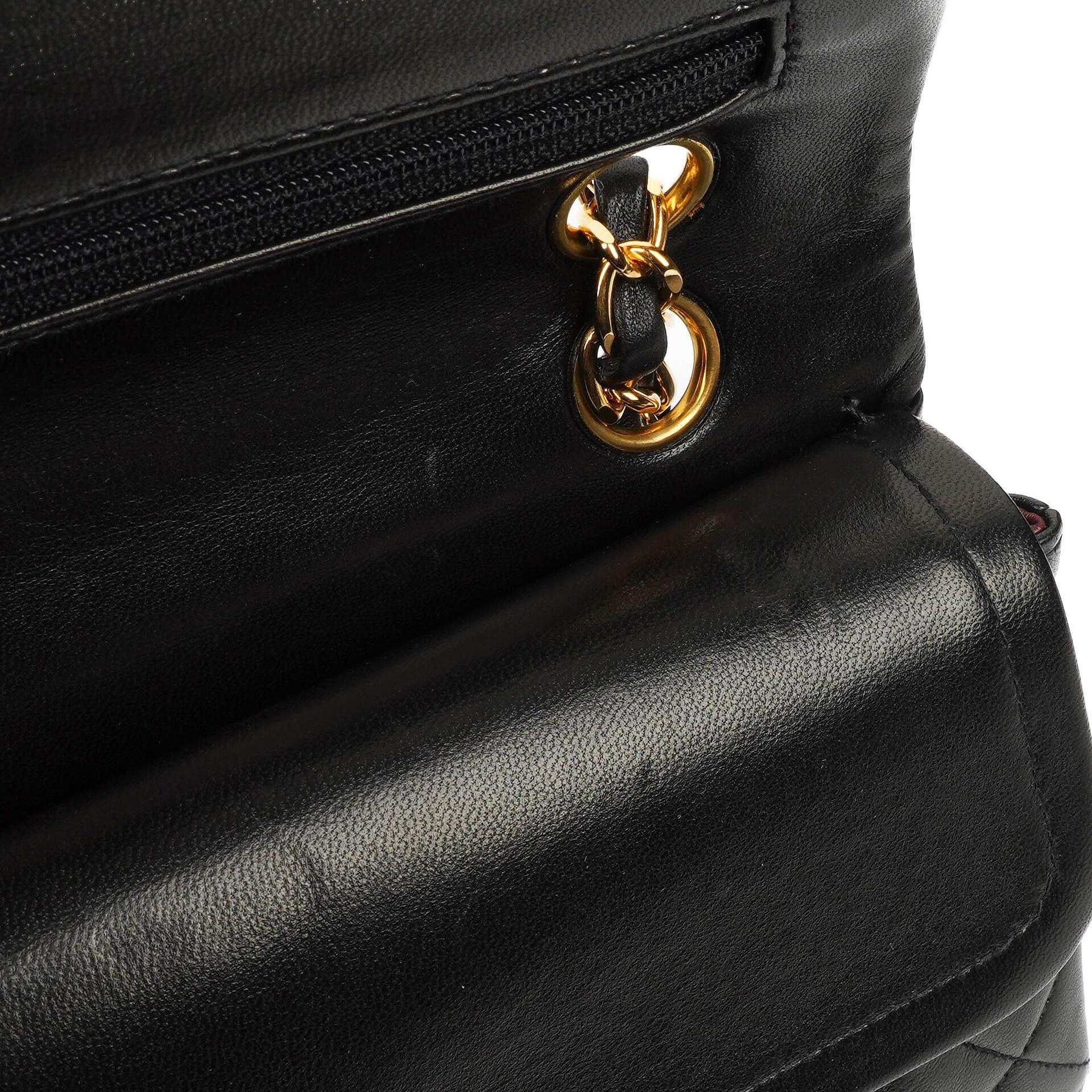 Chanel Klassische Kleine Doppelklappen-Tasche aus schwarzem, gestepptem Lammleder und 24K vergoldeten Beschlägen