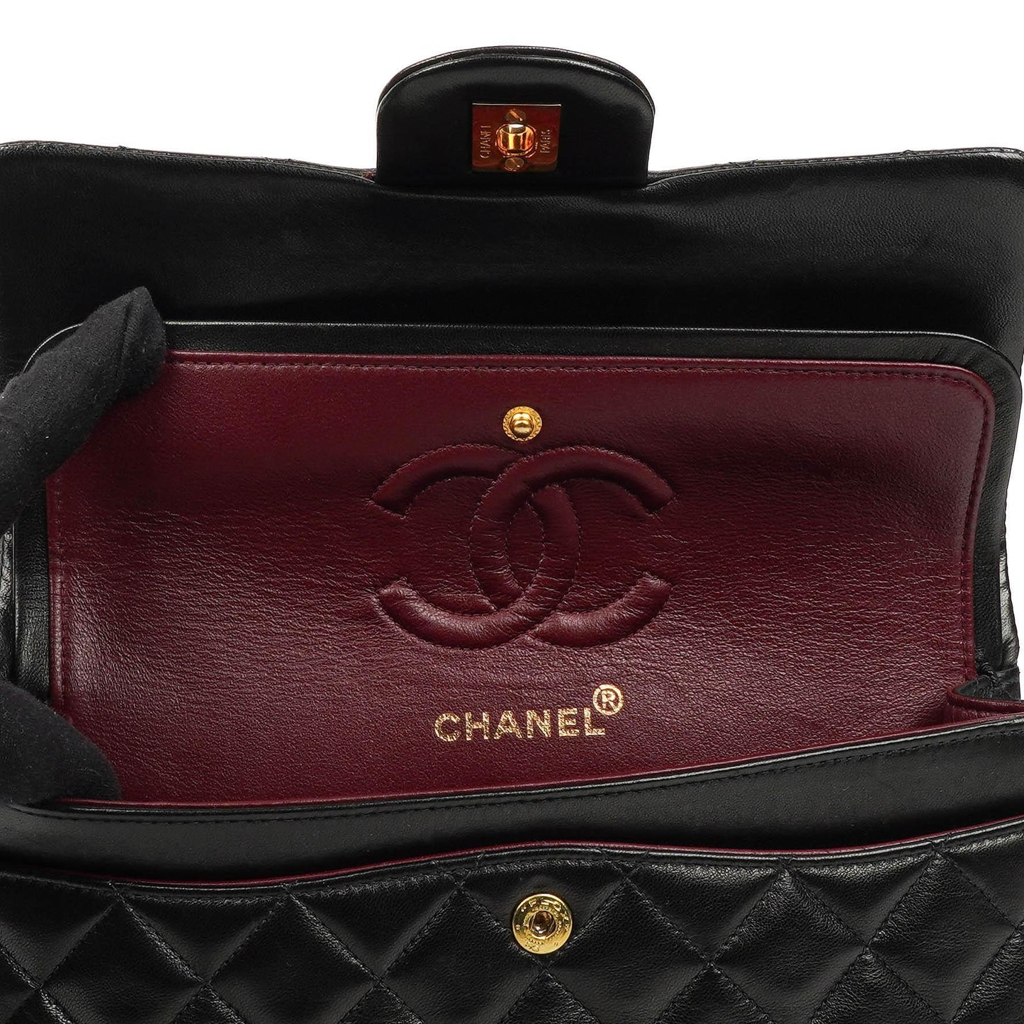 Chanel Klassische Kleine Doppelklappen-Tasche aus schwarzem, gestepptem Lammleder und 24K vergoldeten Beschlägen
