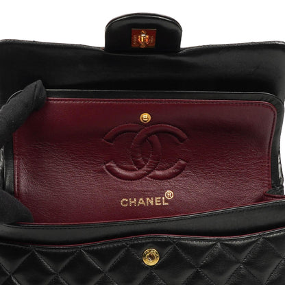 Chanel Klassische Kleine Doppelklappen-Tasche aus schwarzem, gestepptem Lammleder und 24K vergoldeten Beschlägen