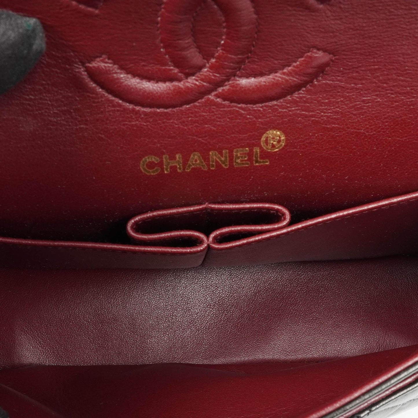 Chanel Klassische Kleine Doppelklappen-Tasche aus schwarzem, gestepptem Lammleder und 24K vergoldeten Beschlägen
