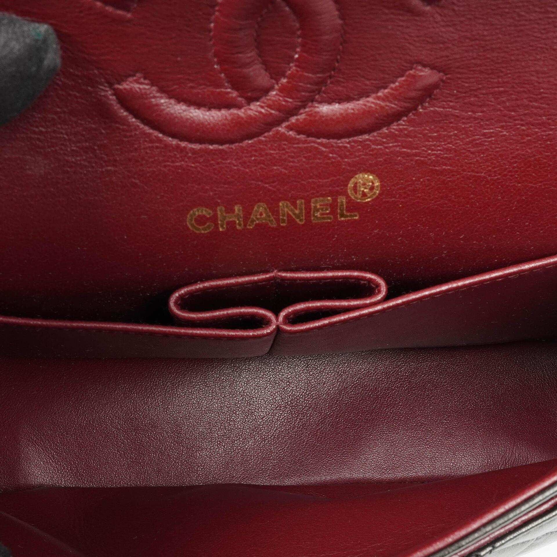 Chanel Klassische Kleine Doppelklappen-Tasche aus schwarzem, gestepptem Lammleder und 24K vergoldeten Beschlägen