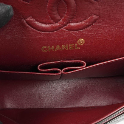 Chanel Klassische Kleine Doppelklappen-Tasche aus schwarzem, gestepptem Lammleder und 24K vergoldeten Beschlägen