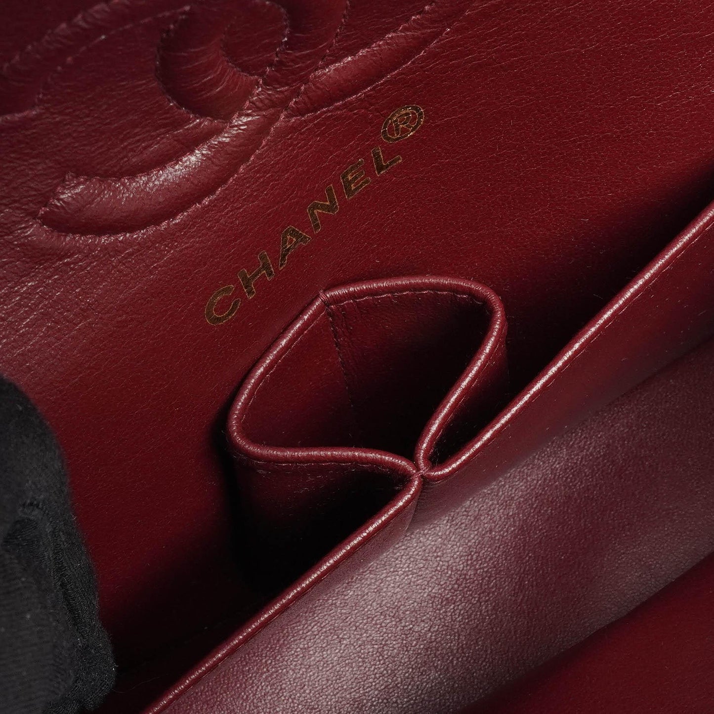 Chanel Klassische Kleine Doppelklappen-Tasche aus schwarzem, gestepptem Lammleder und 24K vergoldeten Beschlägen