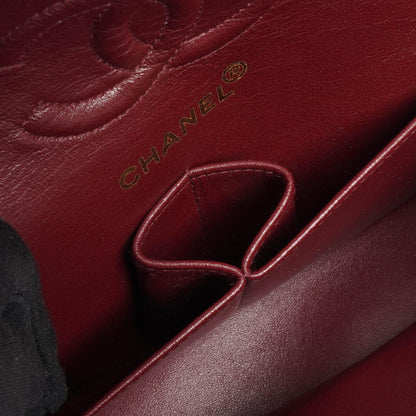 Chanel Klassische Kleine Doppelklappen-Tasche aus schwarzem, gestepptem Lammleder und 24K vergoldeten Beschlägen