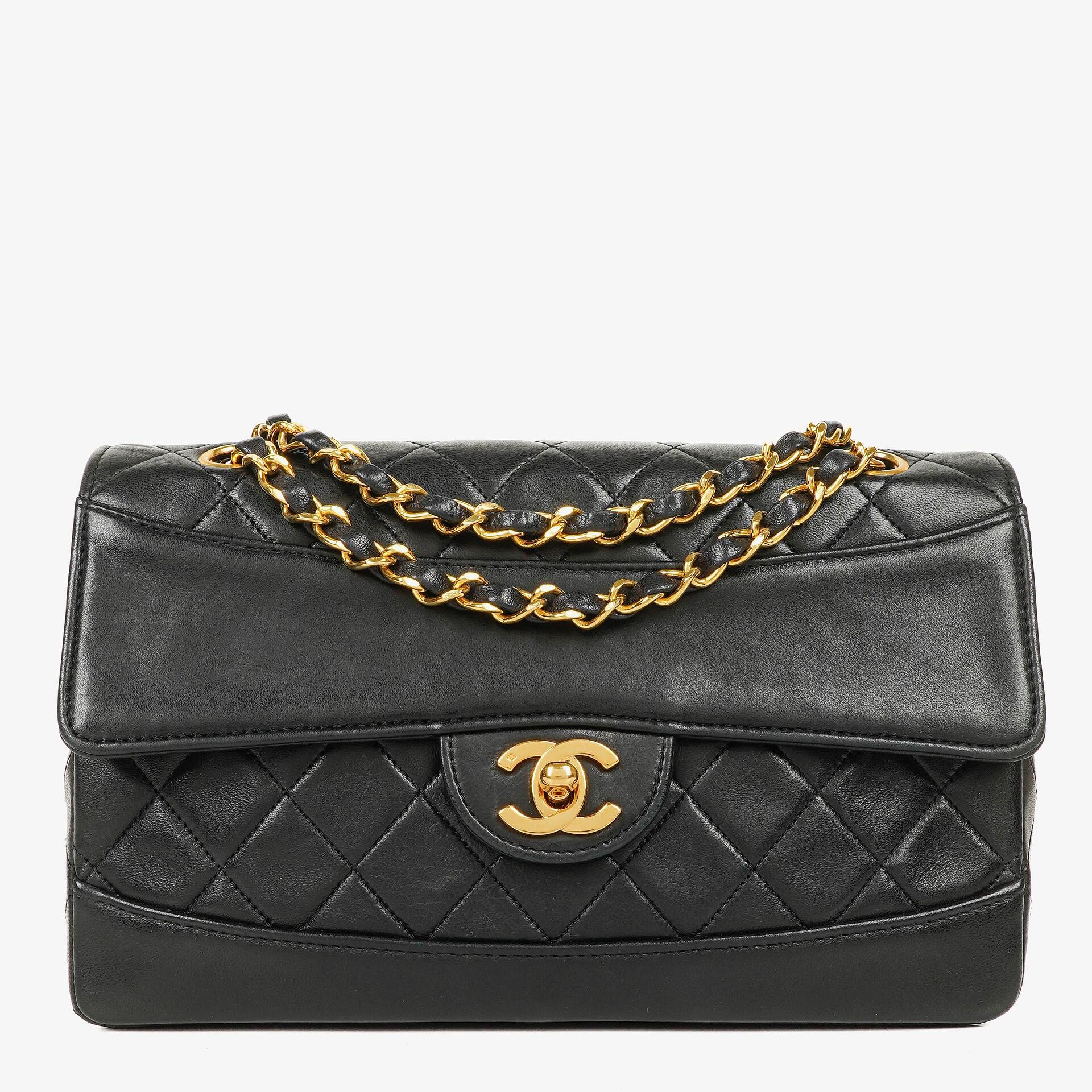 Chanel Classic Small Flap Tasche aus schwarzem Lammleder mit 24k vergoldeten Beschlägen