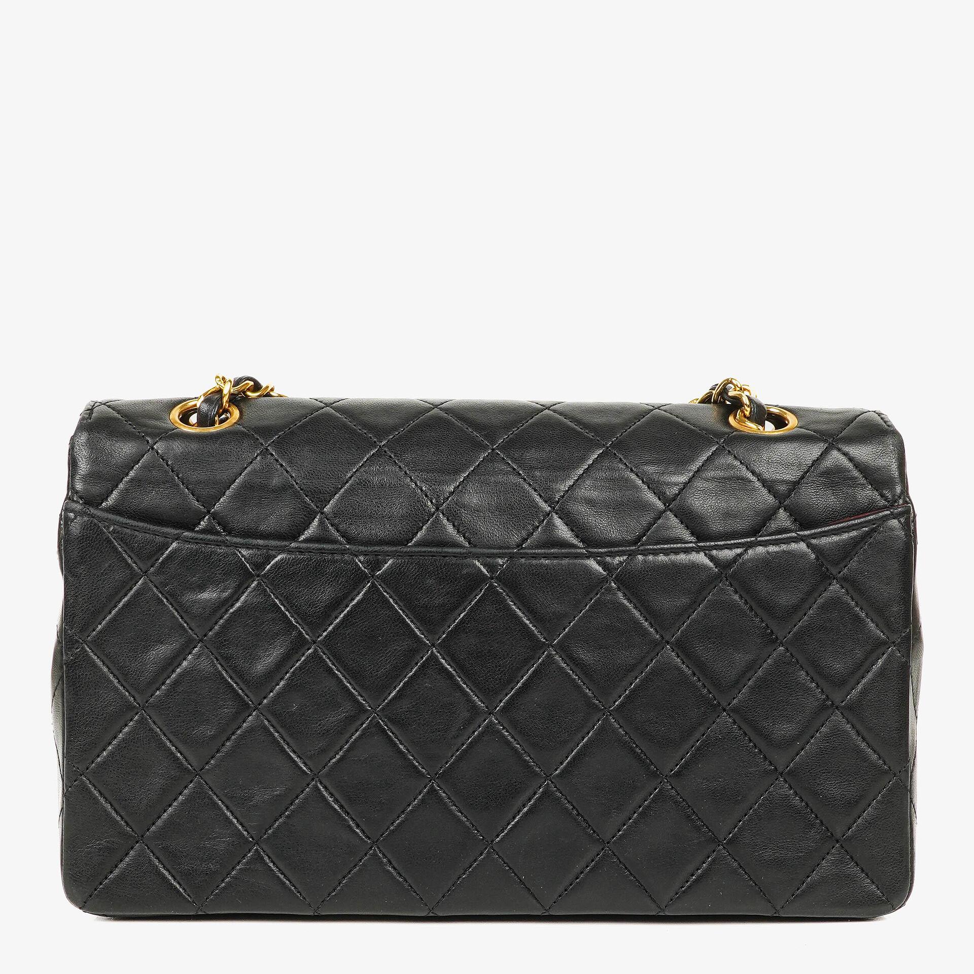 Chanel Classic Small Flap Tasche aus schwarzem Lammleder mit 24k vergoldeten Beschlägen