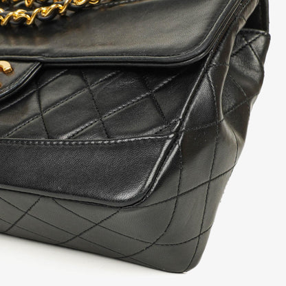 Chanel Classic Small Flap Tasche aus schwarzem Lammleder mit 24k vergoldeten Beschlägen
