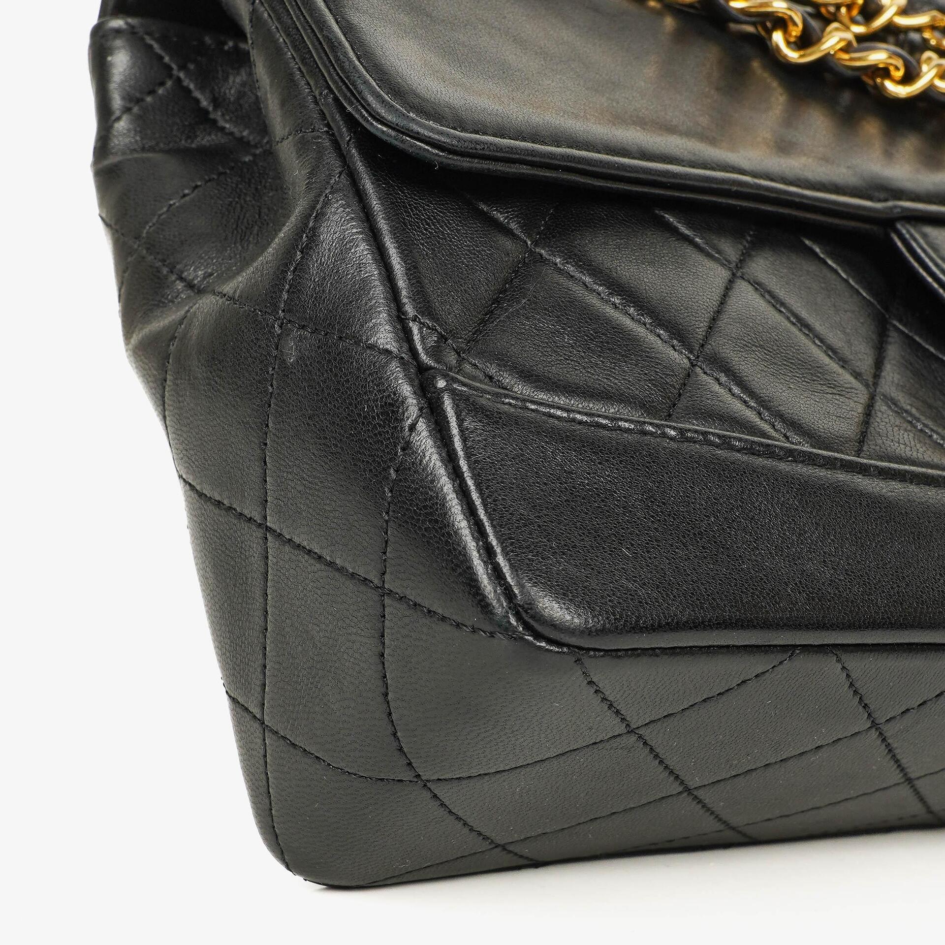 Chanel Classic Small Flap Tasche aus schwarzem Lammleder mit 24k vergoldeten Beschlägen
