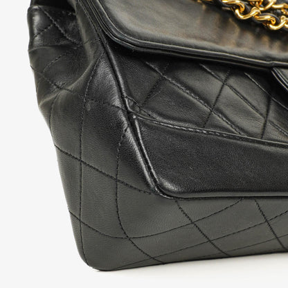 Chanel Classic Small Flap Tasche aus schwarzem Lammleder mit 24k vergoldeten Beschlägen