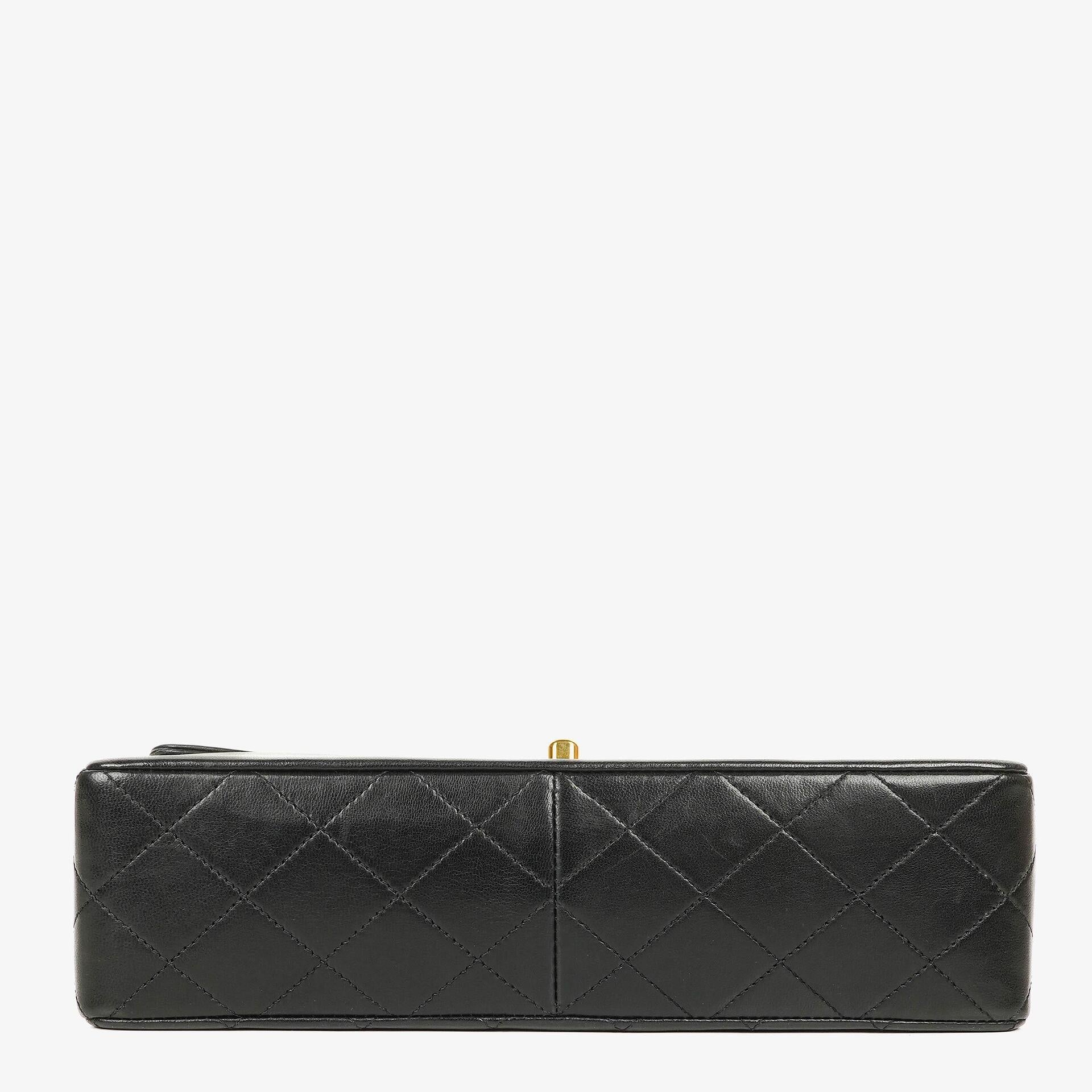Chanel Classic Small Flap Tasche aus schwarzem Lammleder mit 24k vergoldeten Beschlägen