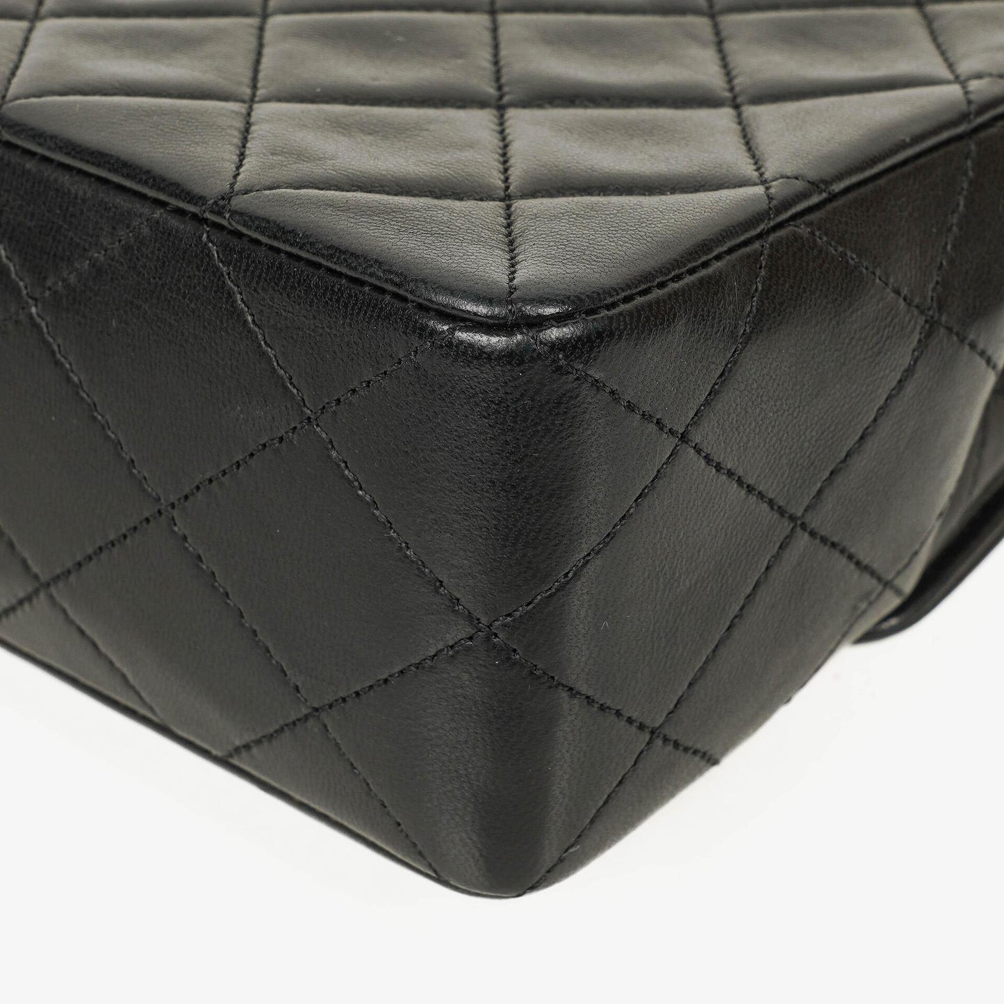 Chanel Classic Small Flap Tasche aus schwarzem Lammleder mit 24k vergoldeten Beschlägen