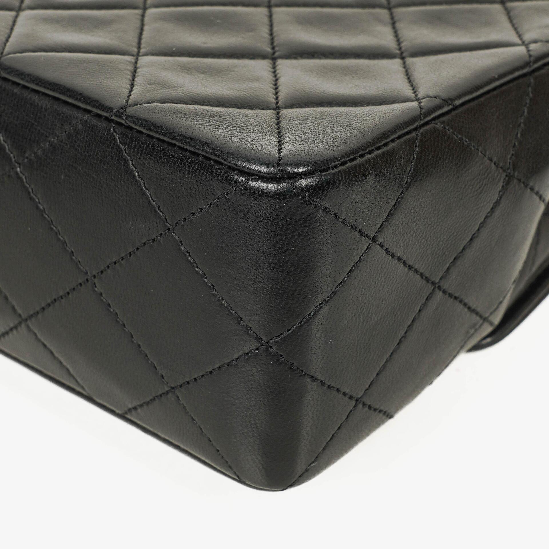Chanel Classic Small Flap Tasche aus schwarzem Lammleder mit 24k vergoldeten Beschlägen