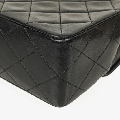 Chanel Classic Small Flap Tasche aus schwarzem Lammleder mit 24k vergoldeten Beschlägen
