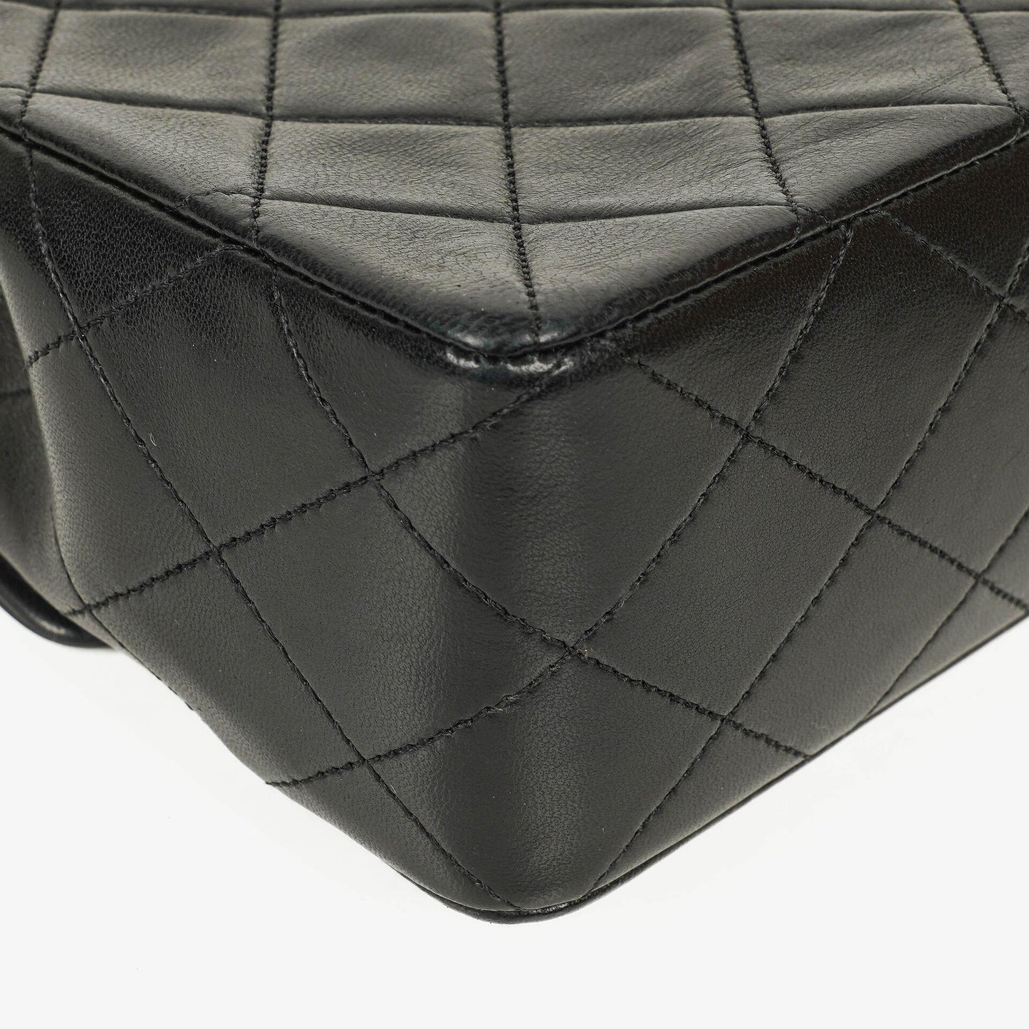 Chanel Classic Small Flap Tasche aus schwarzem Lammleder mit 24k vergoldeten Beschlägen