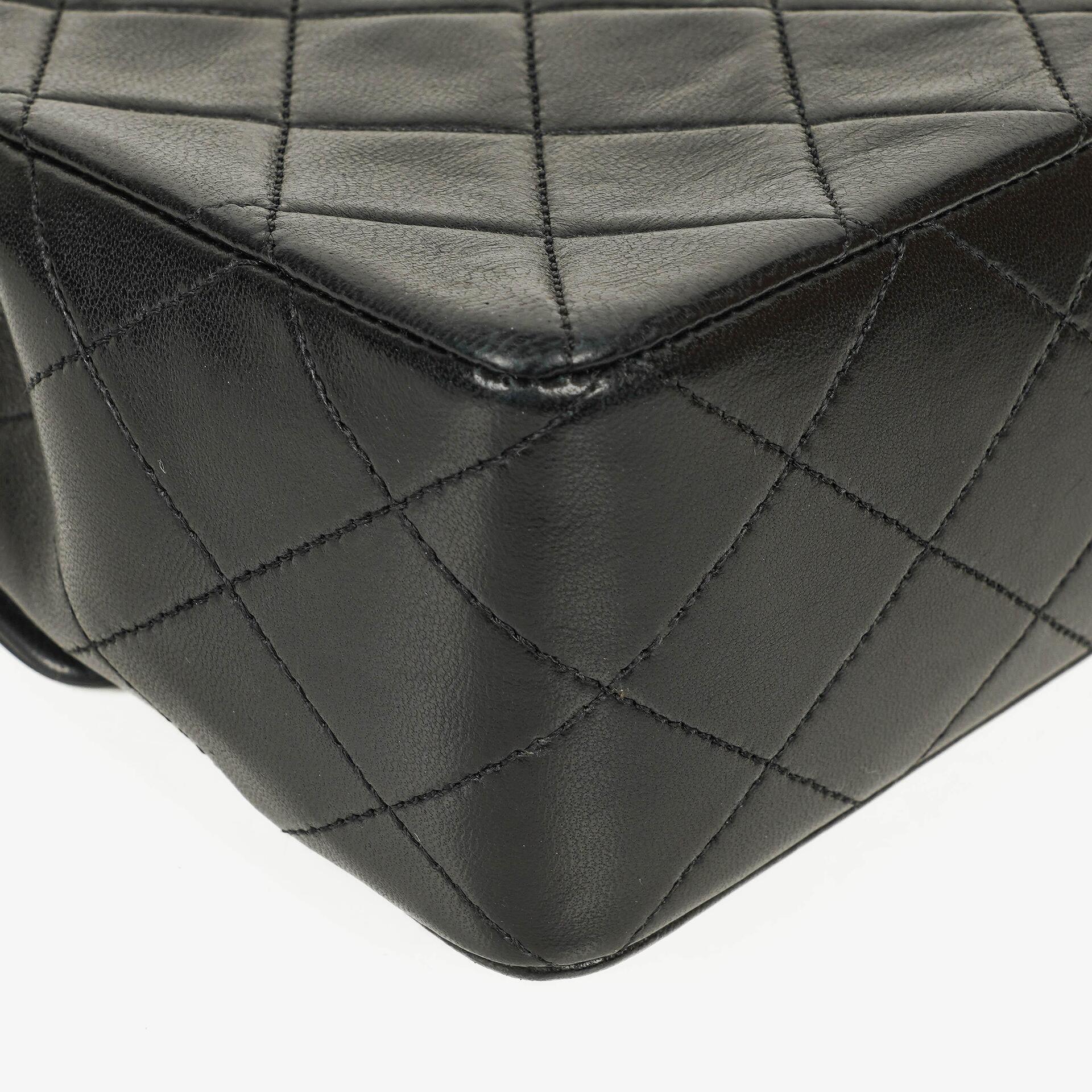 Chanel Classic Small Flap Tasche aus schwarzem Lammleder mit 24k vergoldeten Beschlägen
