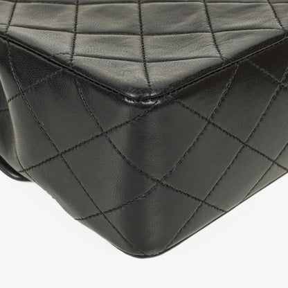 Chanel Classic Small Flap Tasche aus schwarzem Lammleder mit 24k vergoldeten Beschlägen