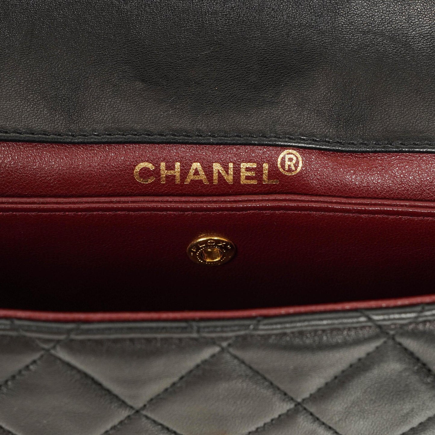 Chanel Classic Small Flap Tasche aus schwarzem Lammleder mit 24k vergoldeten Beschlägen