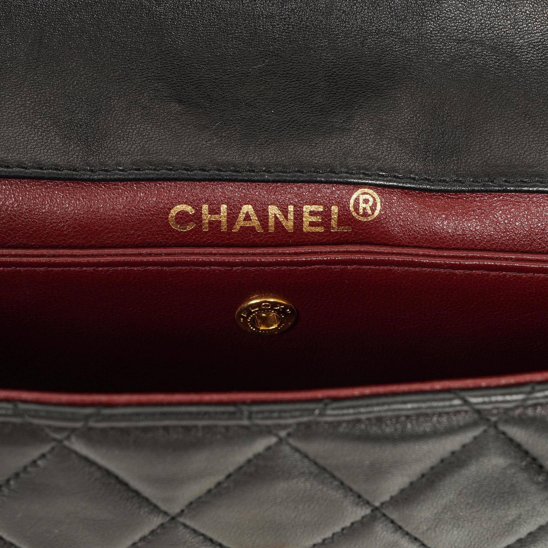 Chanel Classic Small Flap Tasche aus schwarzem Lammleder mit 24k vergoldeten Beschlägen