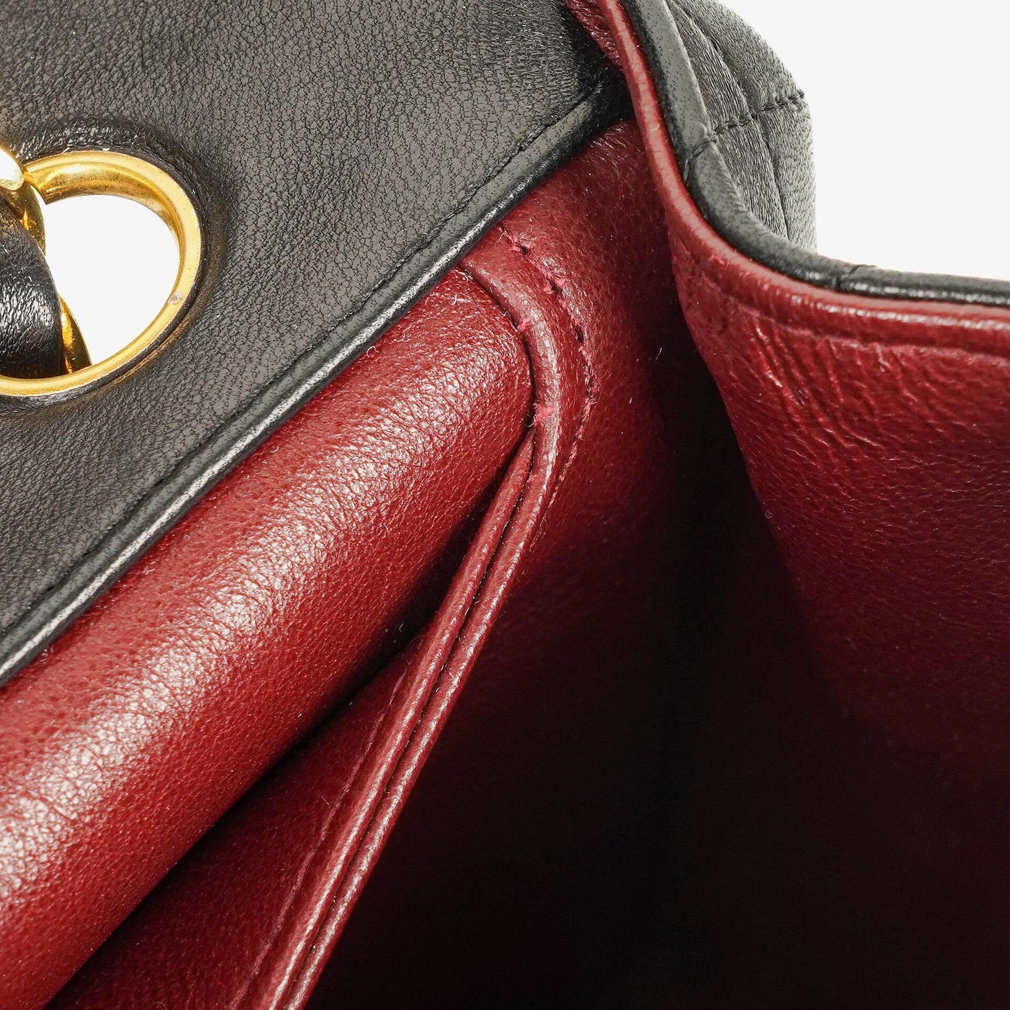 Chanel Classic Small Flap Tasche aus schwarzem Lammleder mit 24k vergoldeten Beschlägen