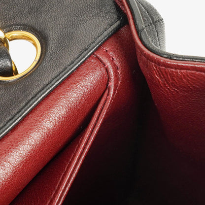 Chanel Classic Small Flap Tasche aus schwarzem Lammleder mit 24k vergoldeten Beschlägen
