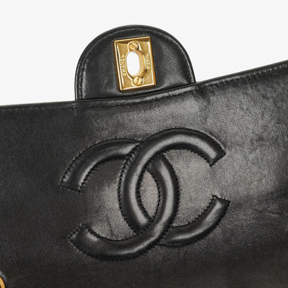 Chanel Classic Small Flap Tasche aus schwarzem Lammleder mit 24k vergoldeten Beschlägen