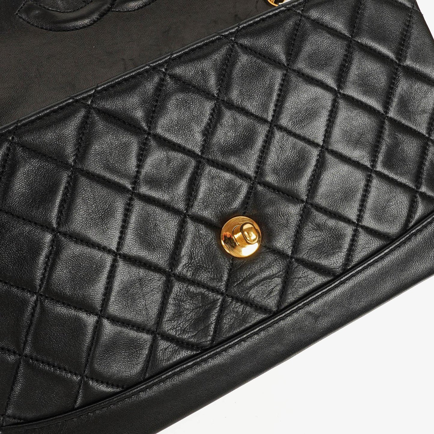 Chanel Classic Small Flap Tasche aus schwarzem Lammleder mit 24k vergoldeten Beschlägen