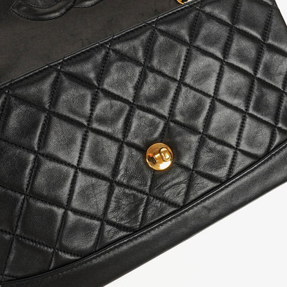 Chanel Classic Small Flap Tasche aus schwarzem Lammleder mit 24k vergoldeten Beschlägen