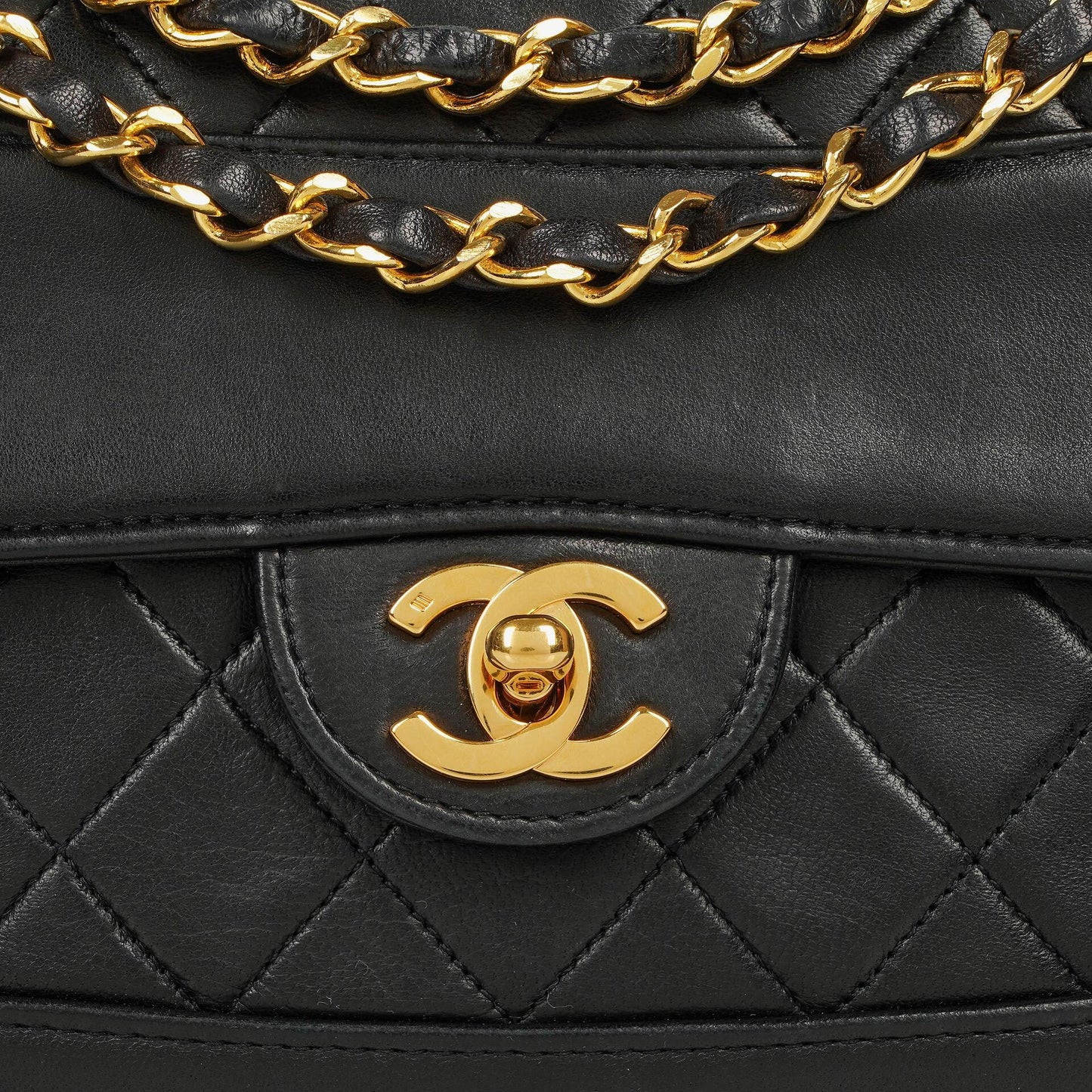 Chanel Classic Small Flap Tasche aus schwarzem Lammleder mit 24k vergoldeten Beschlägen