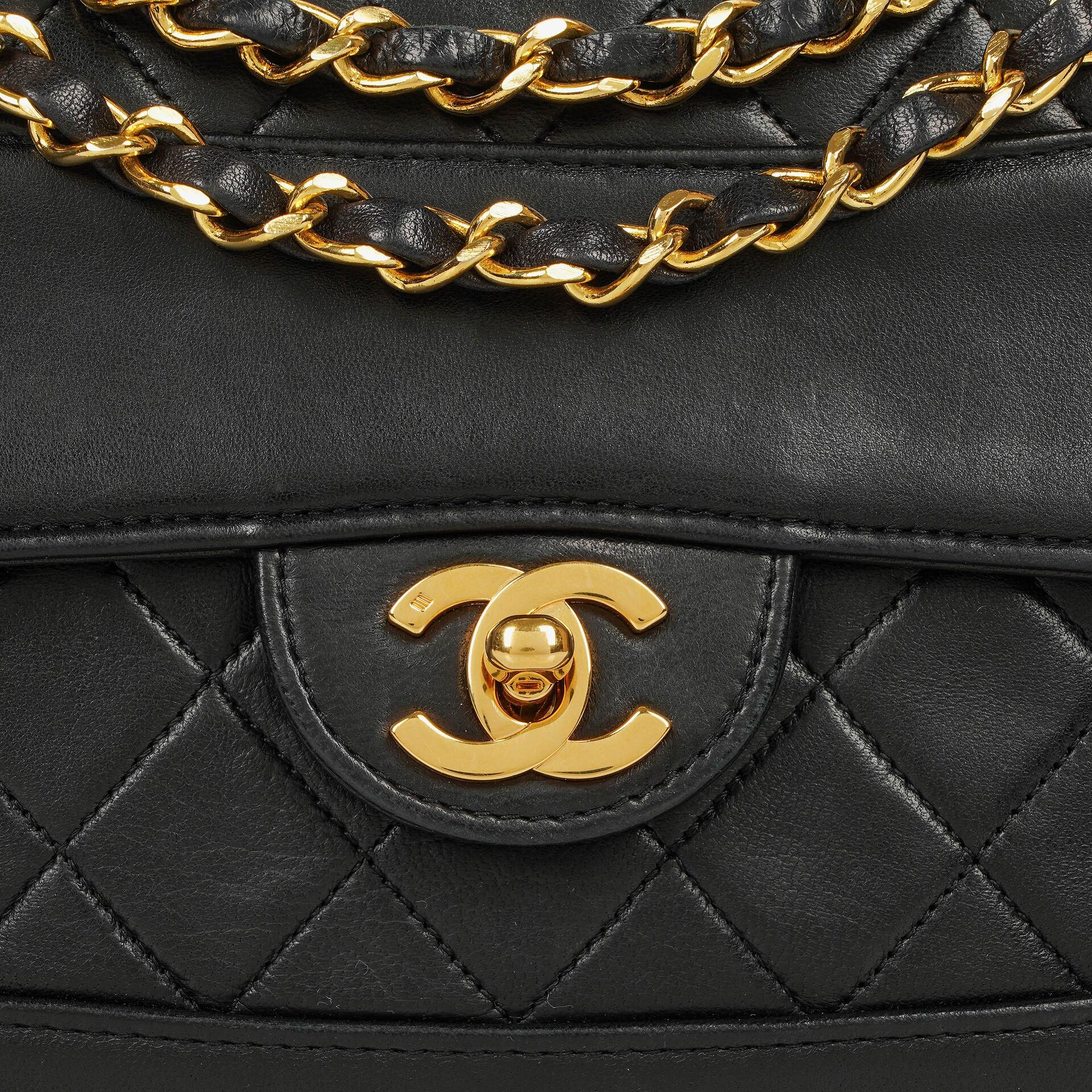 Chanel Classic Small Flap Tasche aus schwarzem Lammleder mit 24k vergoldeten Beschlägen