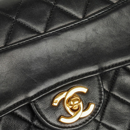 Chanel Classic Small Flap Tasche aus schwarzem Lammleder mit 24k vergoldeten Beschlägen