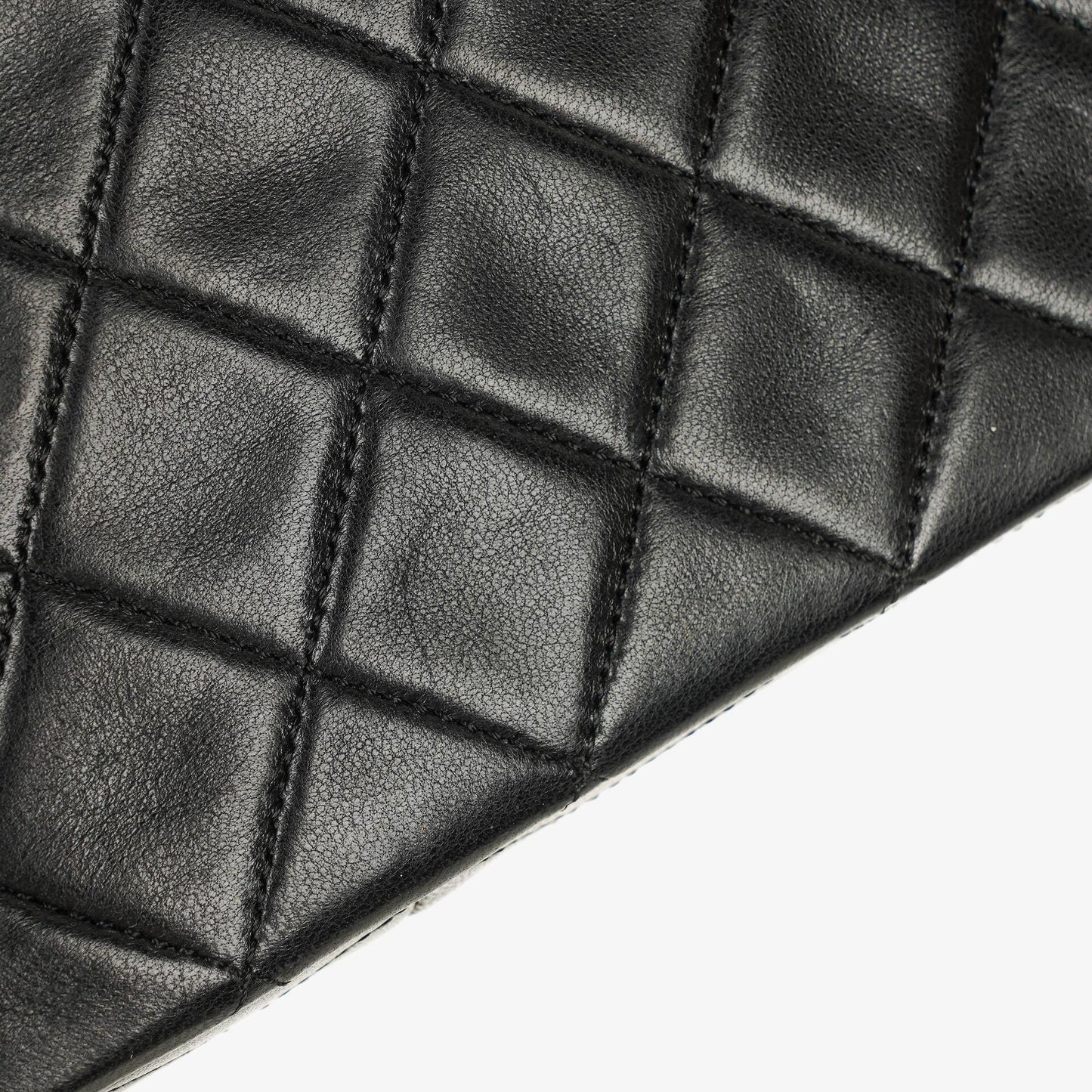 Chanel Classic Small Flap Tasche aus schwarzem Lammleder mit 24k vergoldeten Beschlägen