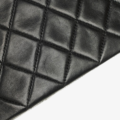 Chanel Classic Small Flap Tasche aus schwarzem Lammleder mit 24k vergoldeten Beschlägen