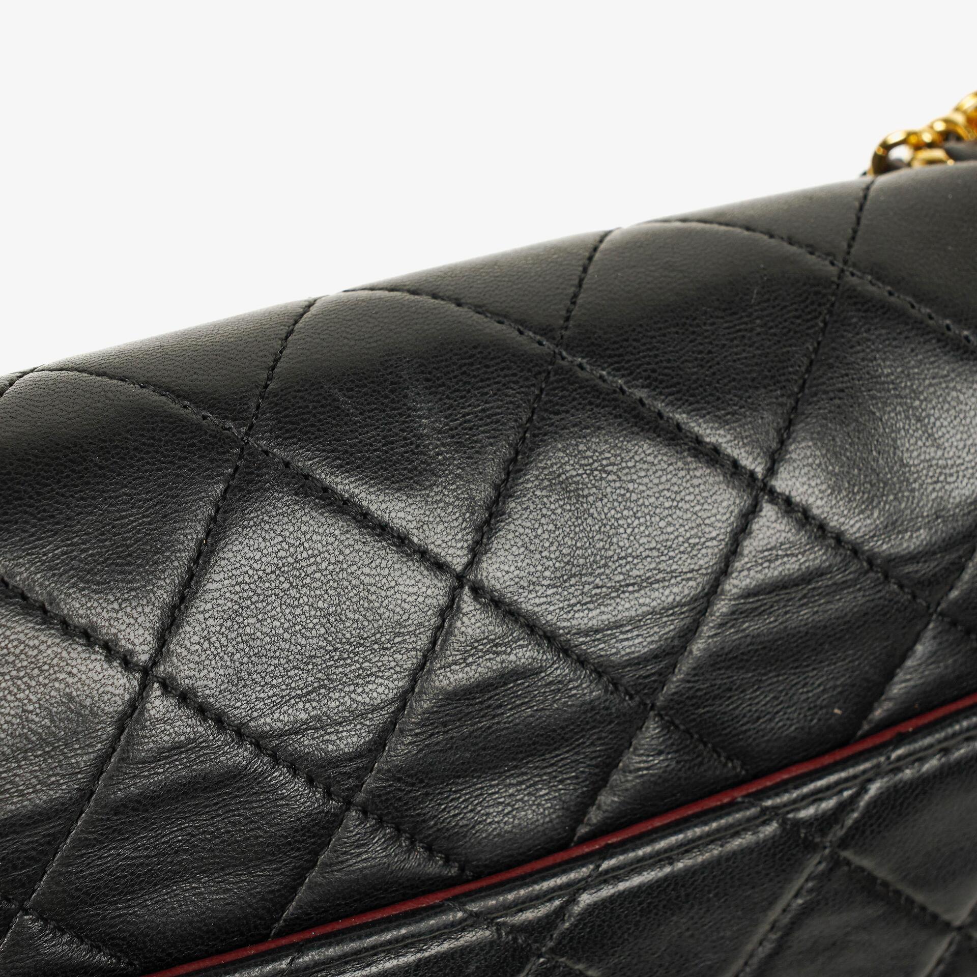 Chanel Classic Small Flap Tasche aus schwarzem Lammleder mit 24k vergoldeten Beschlägen
