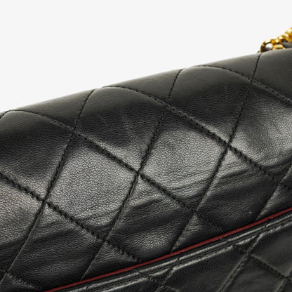 Chanel Classic Small Flap Tasche aus schwarzem Lammleder mit 24k vergoldeten Beschlägen