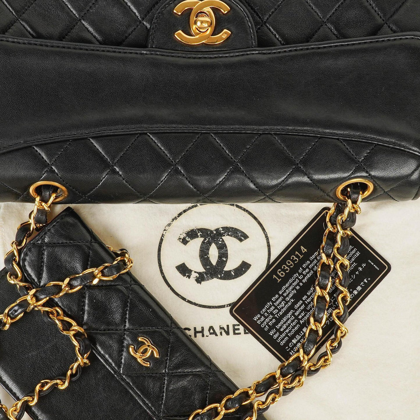 Chanel Classic Small Flap Tasche aus schwarzem Lammleder mit 24k vergoldeten Beschlägen