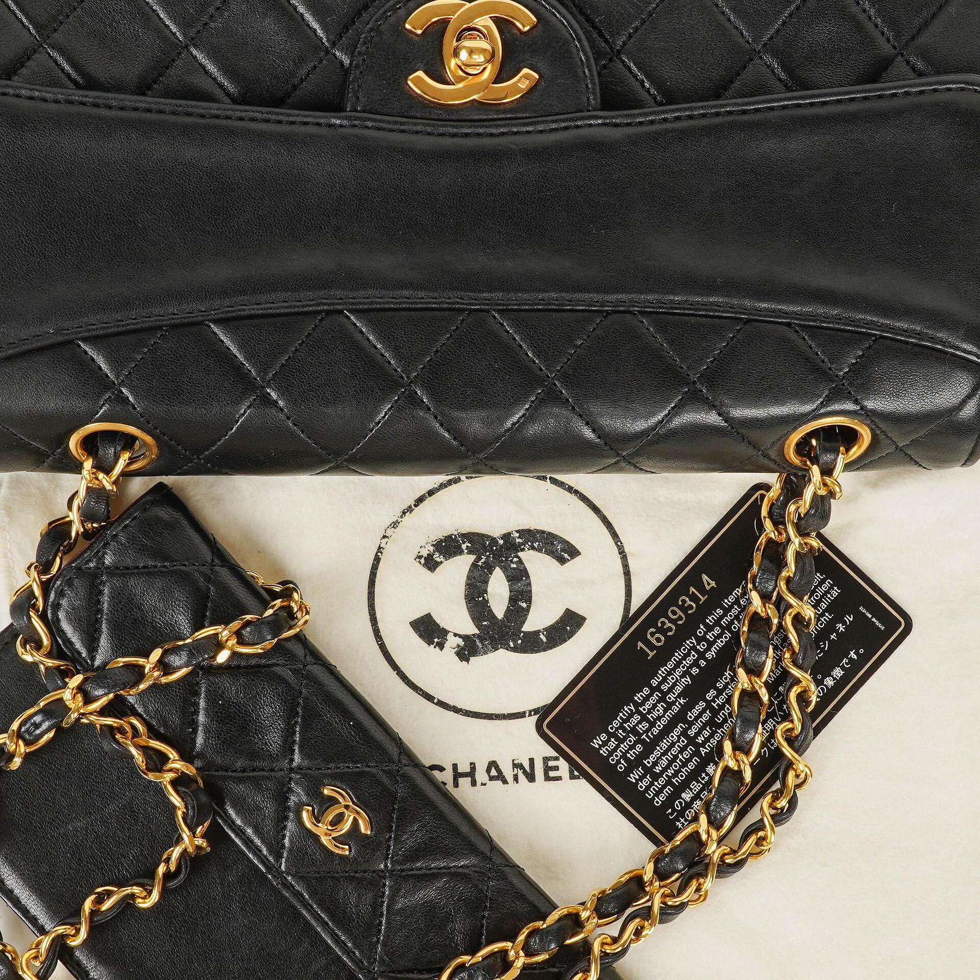 Chanel Classic Small Flap Tasche aus schwarzem Lammleder mit 24k vergoldeten Beschlägen