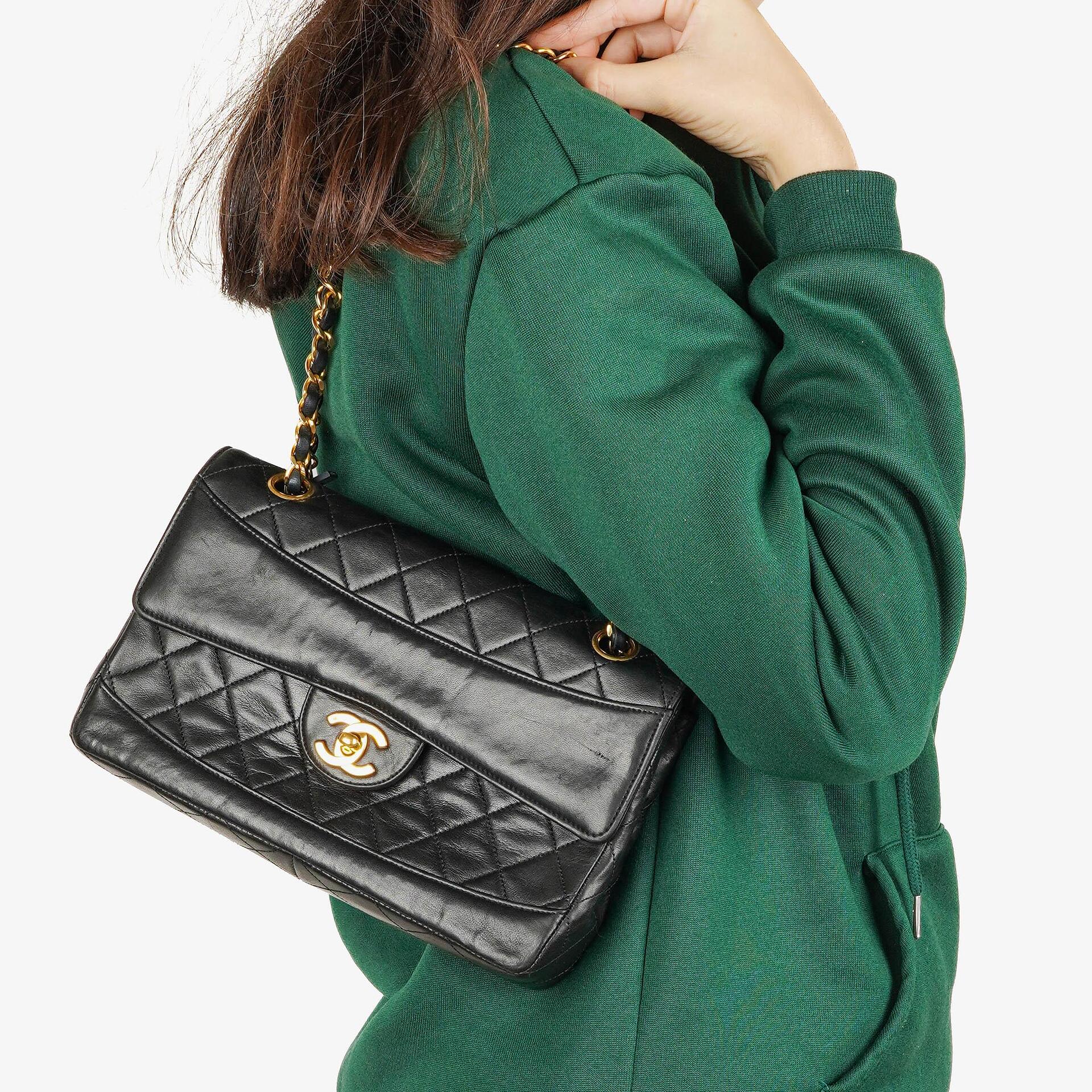 CHANEL Classic Kleine Flap Tasche aus Lammleder mit 24K vergoldeter Hardware