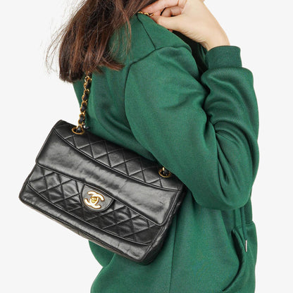 CHANEL Classic Kleine Flap Tasche aus Lammleder mit 24K vergoldeter Hardware