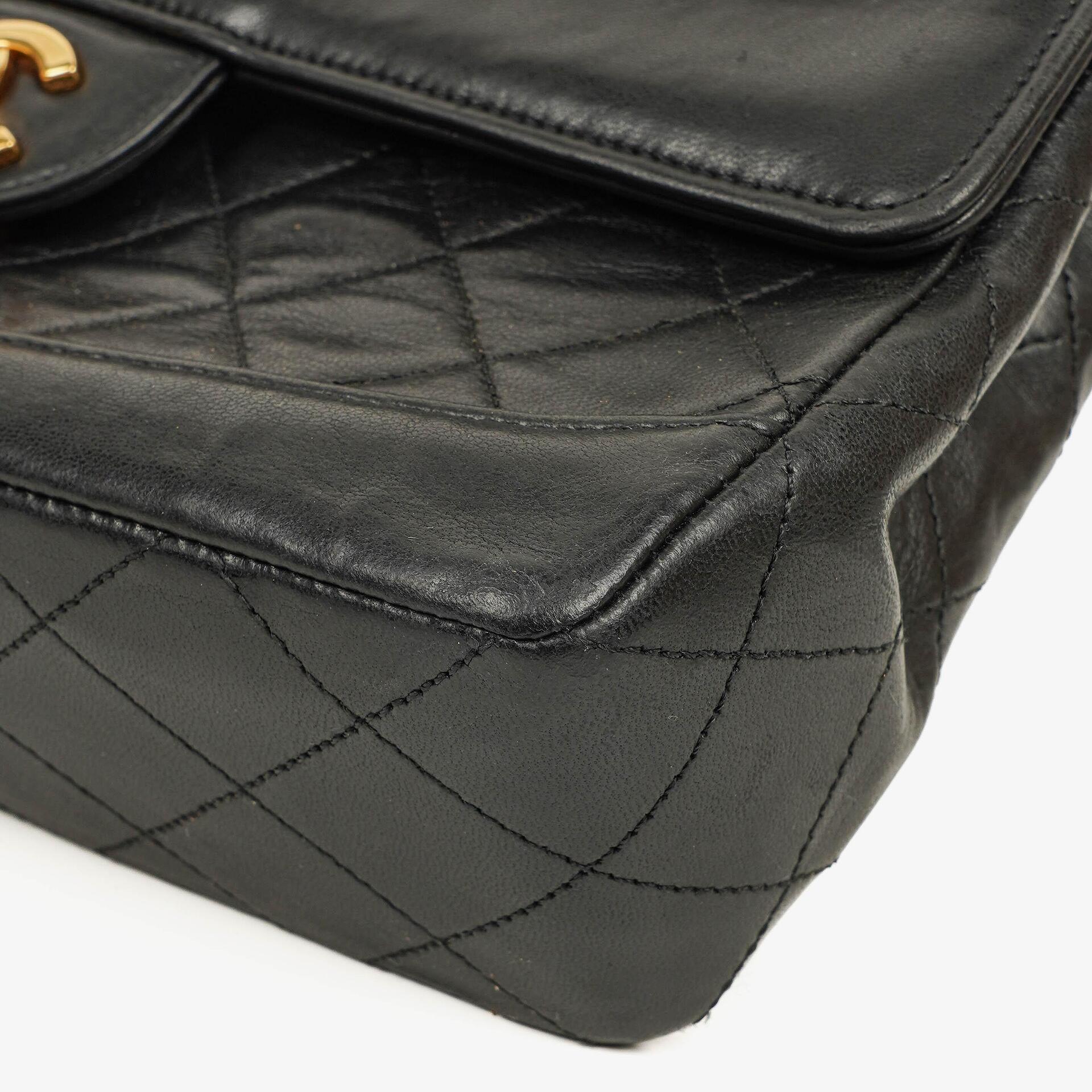CHANEL Classic Kleine Flap Tasche aus Lammleder mit 24K vergoldeter Hardware