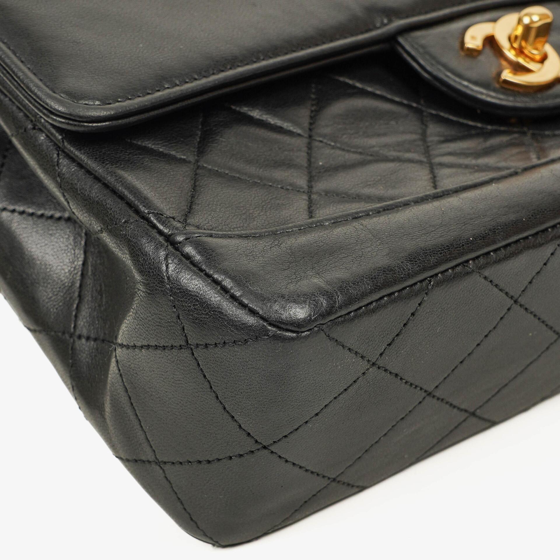 CHANEL Classic Kleine Flap Tasche aus Lammleder mit 24K vergoldeter Hardware