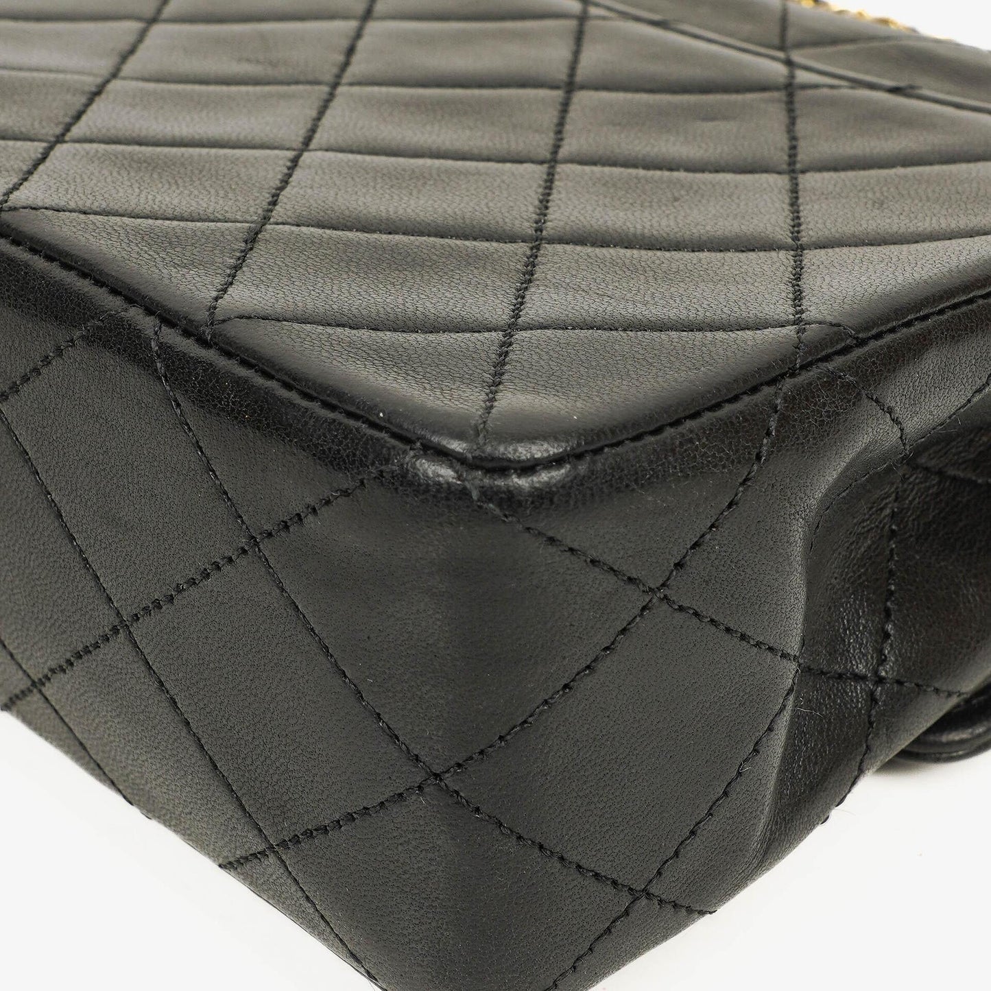CHANEL Classic Kleine Flap Tasche aus Lammleder mit 24K vergoldeter Hardware