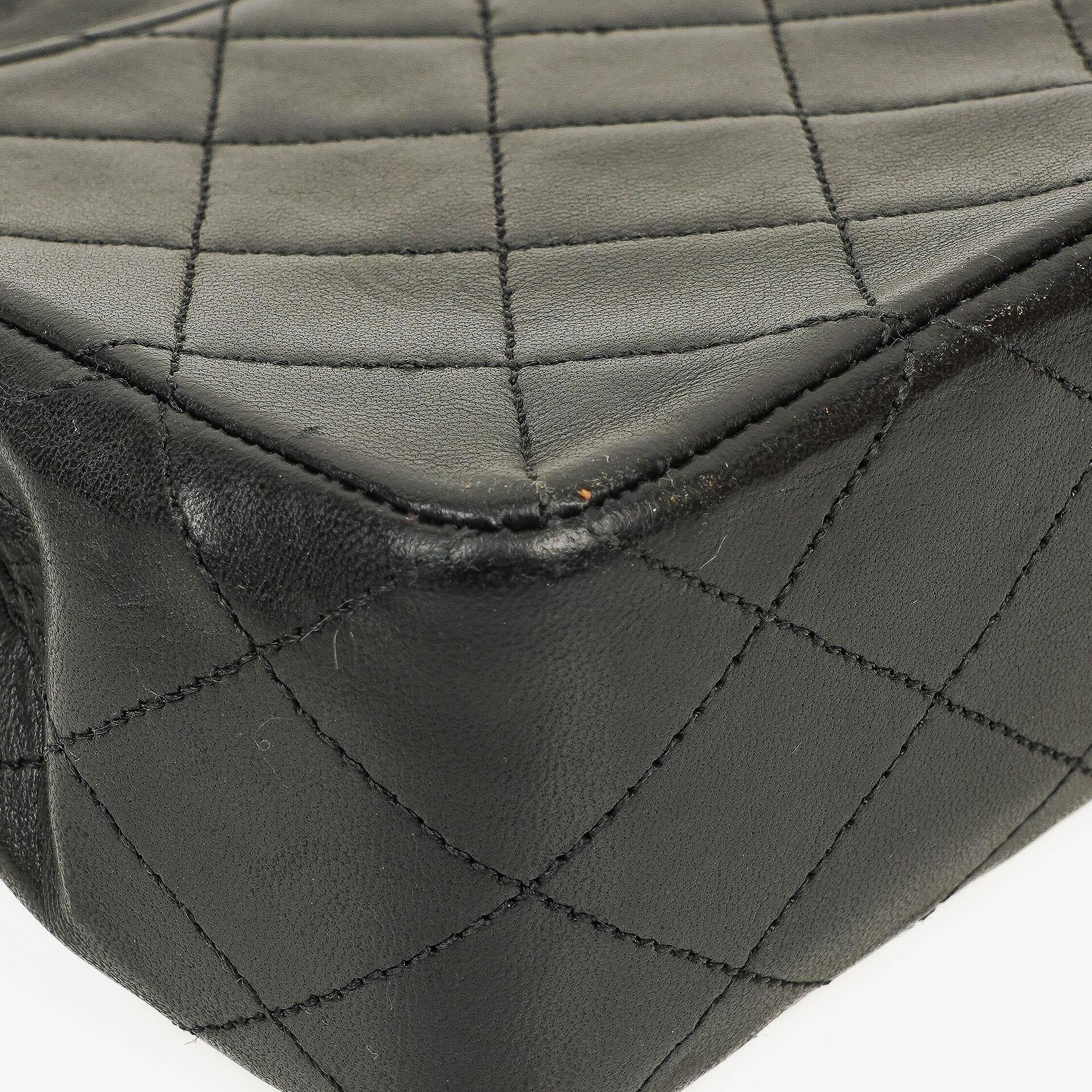 CHANEL Classic Kleine Flap Tasche aus Lammleder mit 24K vergoldeter Hardware