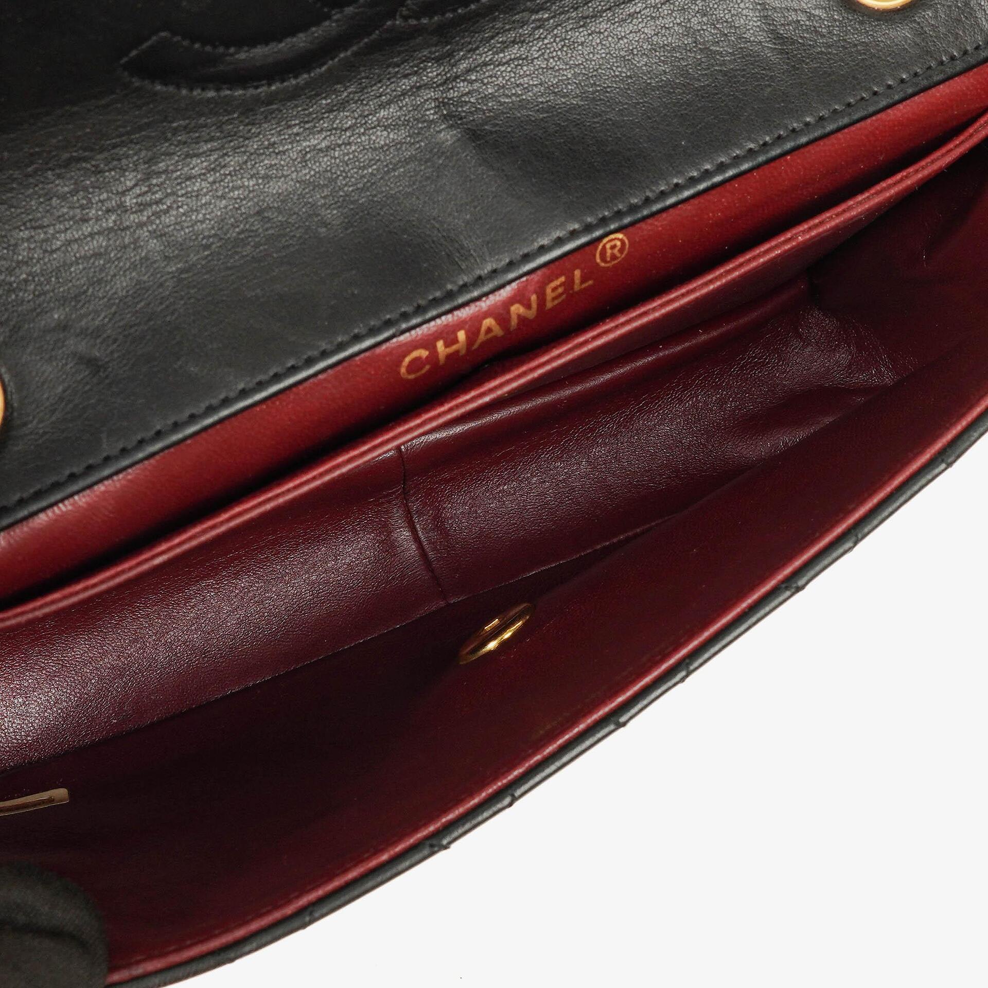 CHANEL Classic Kleine Flap Tasche aus Lammleder mit 24K vergoldeter Hardware