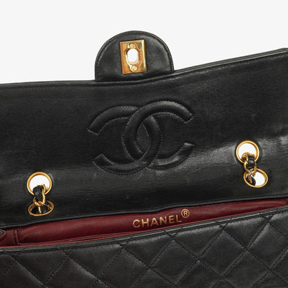 CHANEL Classic Kleine Flap Tasche aus Lammleder mit 24K vergoldeter Hardware